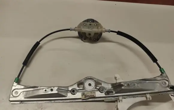 Rear door manual window regulator
