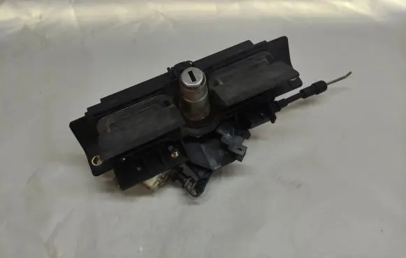 Audi A6 S6 C5 4B Tailgate exterior lock 4B0827565H 8D9827565H