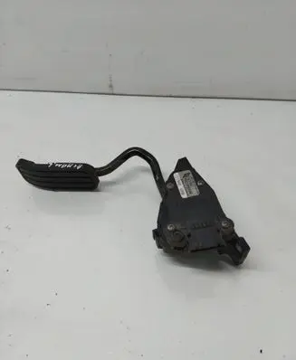 Accelerator throttle pedal