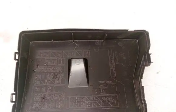 Toyota Avensis T270 Fuse box cover 8266205130