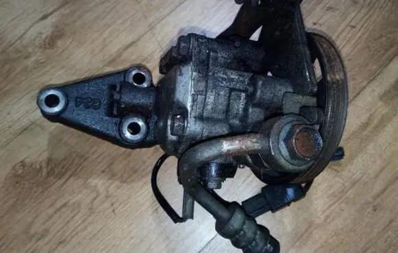 Mazda 323 F Power steering pump