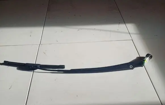 Front wiper blade arm