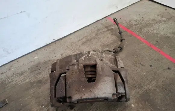 Volvo V60 Front brake caliper 945