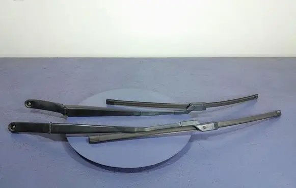 Opel Astra J Front wiper blade arm 13289887