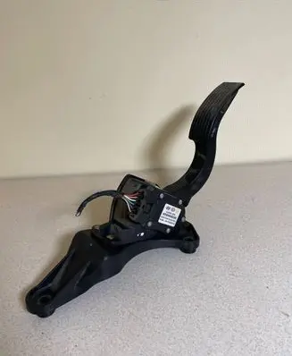 Hyundai Santa Fe Accelerator throttle pedal HCM051117A014677 ALH0373A2B100