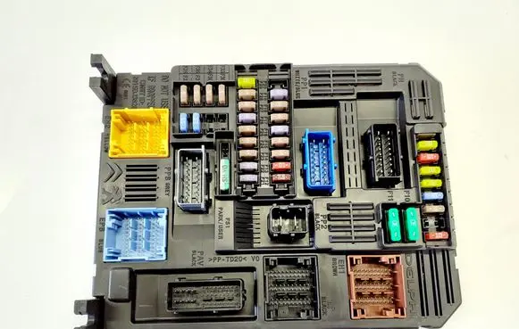 Opel Crossland X Fuse module 9819851280