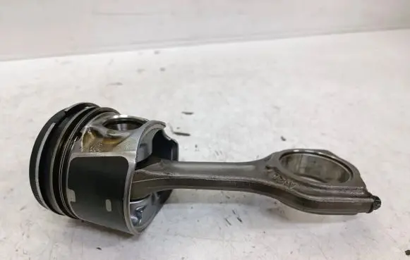 Peugeot 208 Piston with connecting rod