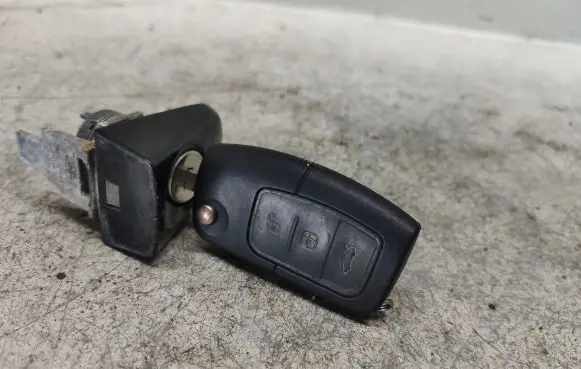 Ford C-MAX I Front door lock (next to the handle) 