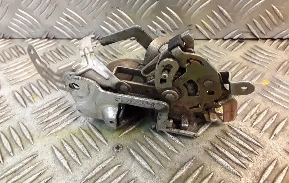 Mercedes-Benz C W202 Rear door lock 2027300635