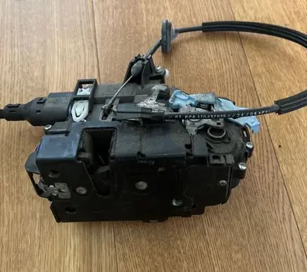 Volkswagen Caddy Front door lock 3D2837016S A02741