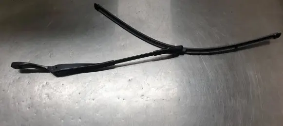 Mercedes-Benz E W211 Front wiper blade arm A2118201144