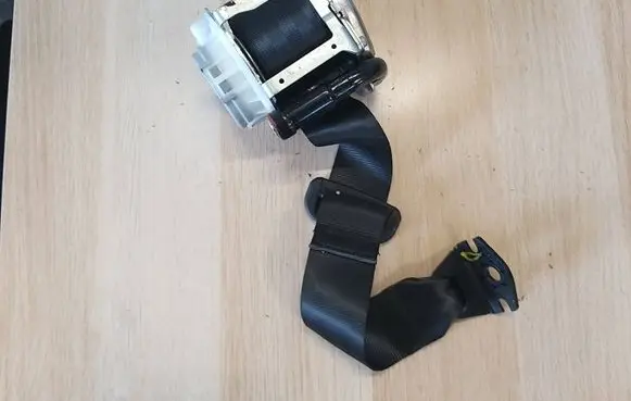 Rear seatbelt