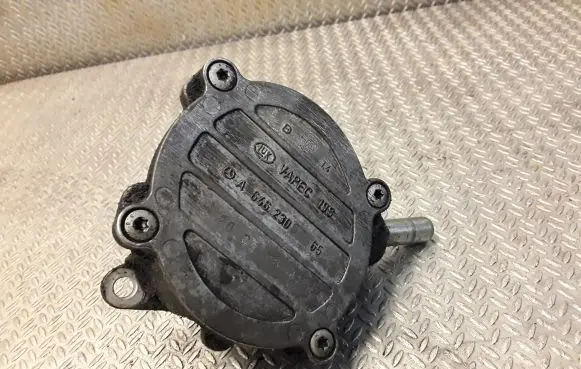 Mercedes-Benz C W203 Vacuum pump 6462300165 A6462300165
