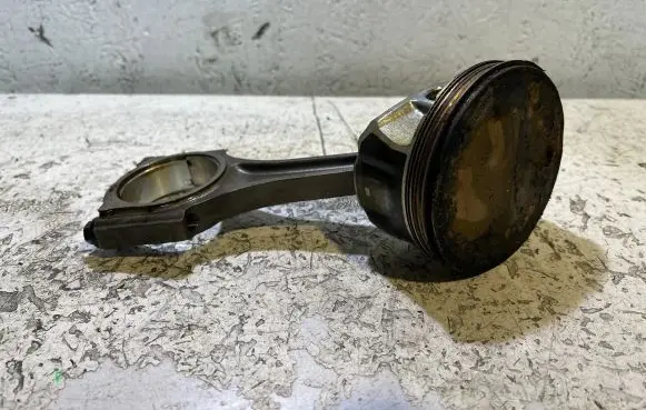 Dodge Challenger Piston with connecting rod