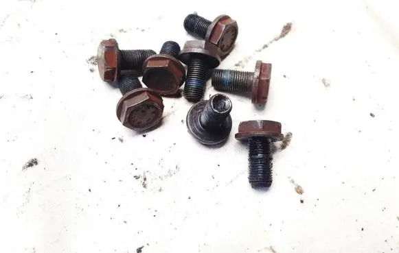Volkswagen PASSAT B4 Nuts/bolts 