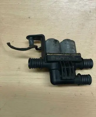 BMW 5 E60 E61 Coolant heater control valve 6906652 080218