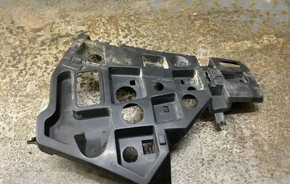 Front bumper mounting bracket