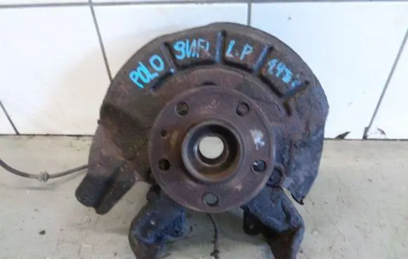 Volkswagen Polo IV 9N3 Front wheel hub spindle knuckle