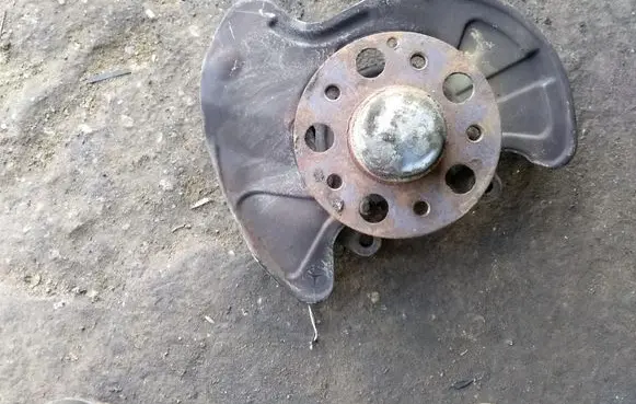 Mercedes-Benz C AMG W203 Front wheel hub spindle knuckle