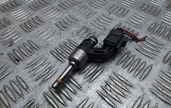 Volkswagen Golf Cross Fuel injector 03C906036E