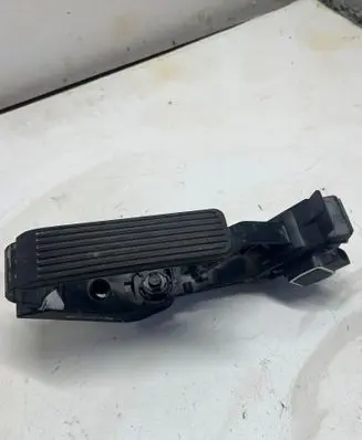 Mercedes-Benz E W211 Accelerator throttle pedal A2113000504