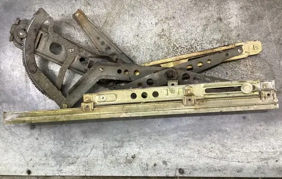 Mercedes-Benz W123 Front door manual window regulator 