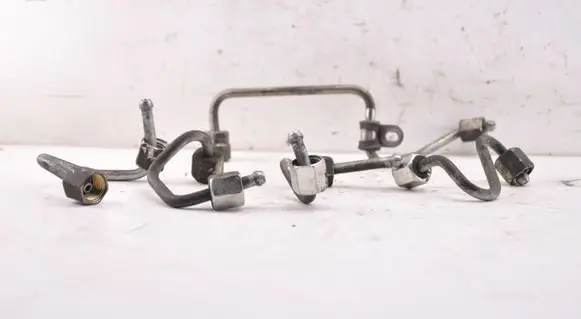 Volkswagen Caddy Fuel injector supply line/pipe 