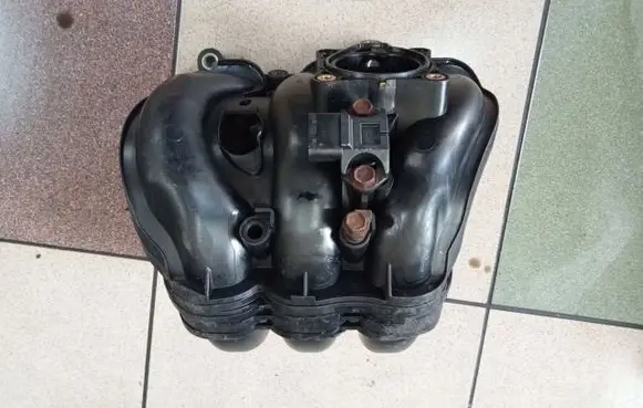 Toyota Yaris Intake manifold 1KR