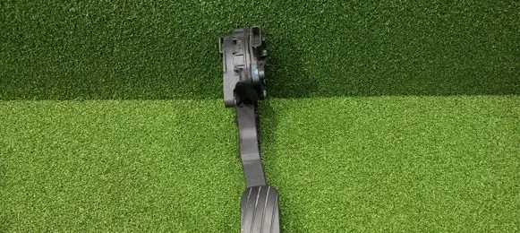 Accelerator throttle pedal
