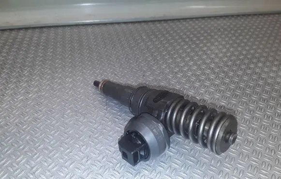 Volkswagen Polo IV 9N3 Fuel injector 038130073BN 0414720313