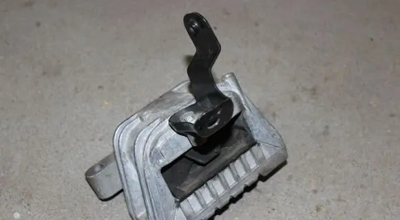 Volkswagen PASSAT B6 Engine mount bracket 1K0199262