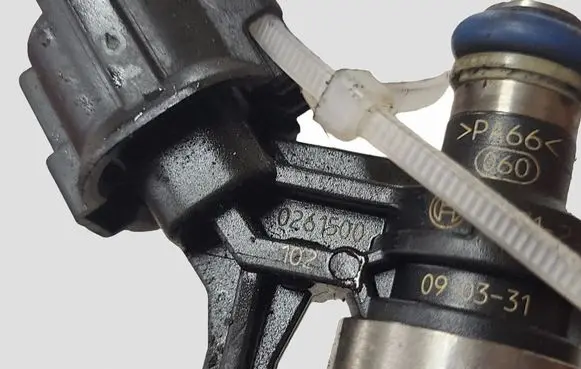 Citroen C4 Grand Picasso Fuel injector 0261500 V7598785