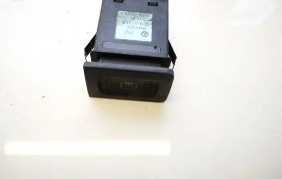 Volkswagen Golf IV Windscreen/window heater switch 1J0959621C