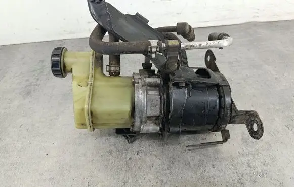 Nissan Almera N16 Power steering pump 