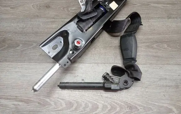 Volvo V70 Front seatbelt 082116 39865060