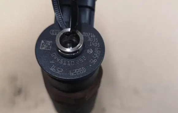 Peugeot 207 Fuel injector 0445110252