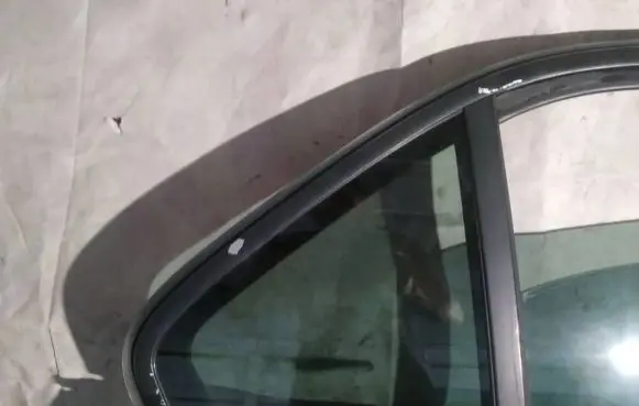 BMW 7 E38 Rear vent window glass as2