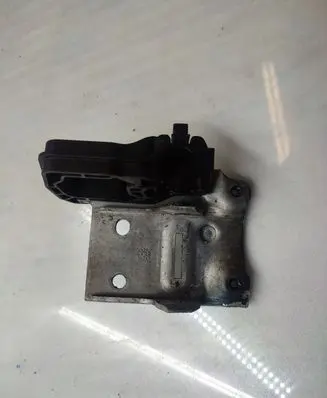 Radiator mount bracket
