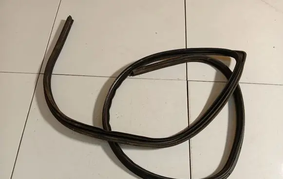 Nissan Primera Rubber seal front coupe door 