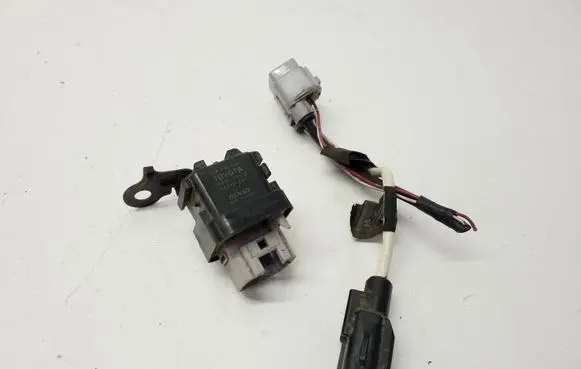 Toyota Avensis T270 Glow plug pre-heat relay 1567000671 2861067010
