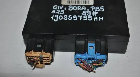 Volkswagen PASSAT B5 Other control units/modules 1J0959799AH 5DK00795451