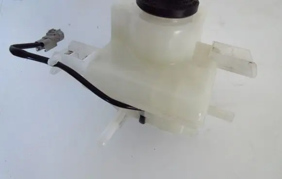 Toyota Prius+ (ZVW40) Brake fluid reservoir 