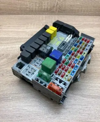 Opel Zafira A Fuse module 24412497
