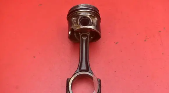 Volkswagen PASSAT B6 Piston 