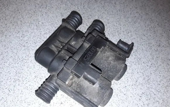 BMW 5 E39 Coolant heater control valve 8374995 1147412137