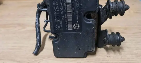 Volkswagen Golf VI ABS Pump 1K0907379AK 1K0614117S