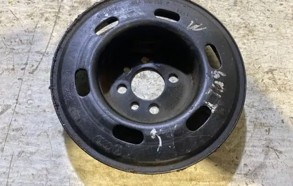 Volkswagen Golf VI Crankshaft pulley 06A105255F