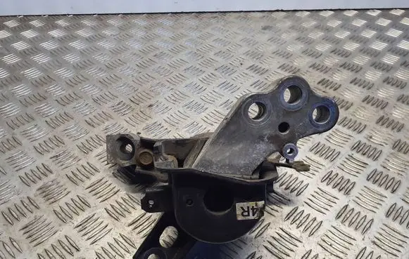 Toyota Avensis T270 Engine mount bracket