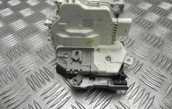 Audi A4 S4 B9 Loading door lock 8X0839016E T9022