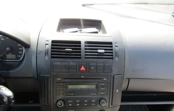 Volkswagen Polo IV 9N3 Dash center air vent grill 